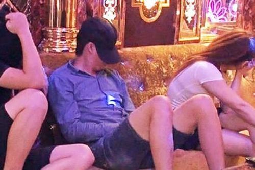 Nam thanh niên tử vong bất thường khi một mình hát cùng 2 nữ nhân viên quán karaoke