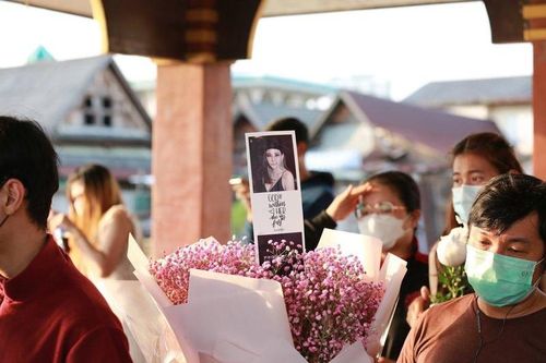 Người hâm mộ mang hoa ra sông tưởng nhớ nữ diễn viên 'Chiếc lá cuốn bay' Tangmo