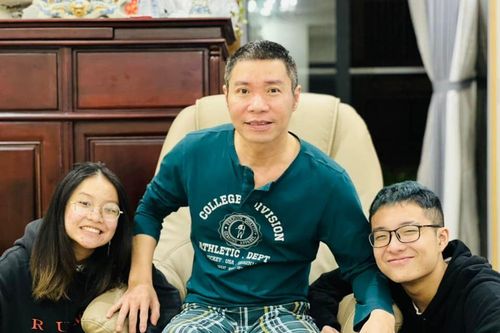 Hai con riêng đến thăm bố, NSND Công Lý viết một câu đầy tình cảm