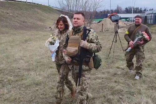 Cặp đôi Ukraine làm đám cưới ngay trên chiến tuyến