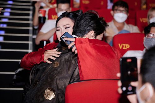 Phương Thanh khóc nức nở ôm chặt K-ICM