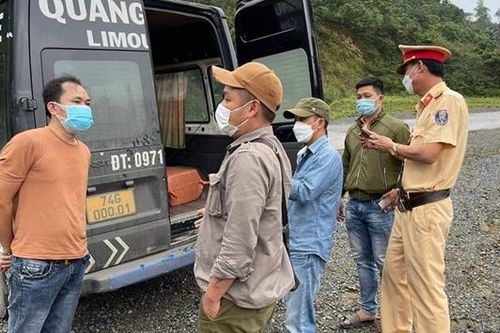Xe chở pháo lậu phóng bạt mạng trên đường khi bị truy đuổi