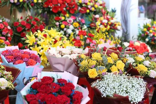 Giá hoa tươi tăng gần gấp đôi trong dịp 8/3