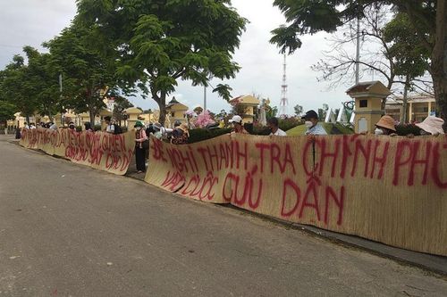 Hàng trăm người lại giăng băng rôn yêu cầu giải quyết vụ Bách Đạt An