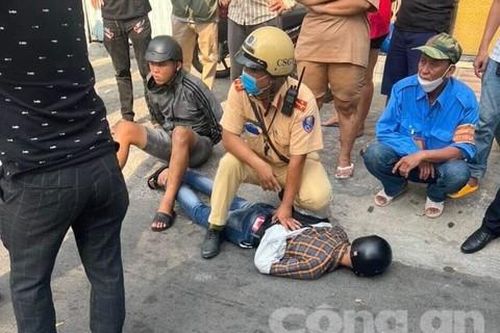 Giật điện thoại rồi tẩu thoát, 2 thanh niên chạy ngả nào cũng gặp Công an
