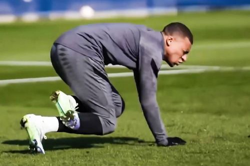Cú vào bóng khiến Mbappe dính chấn thương
