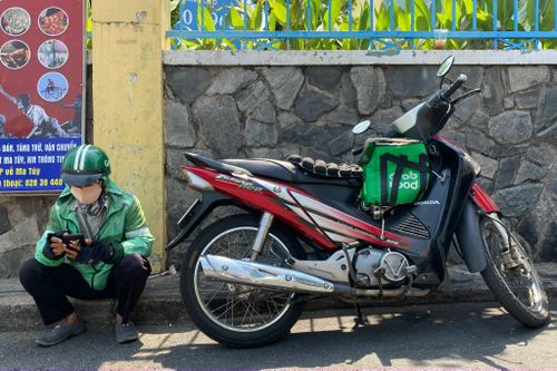 Shipper ở TP.HCM lao đao khi giá xăng tăng kỷ lục