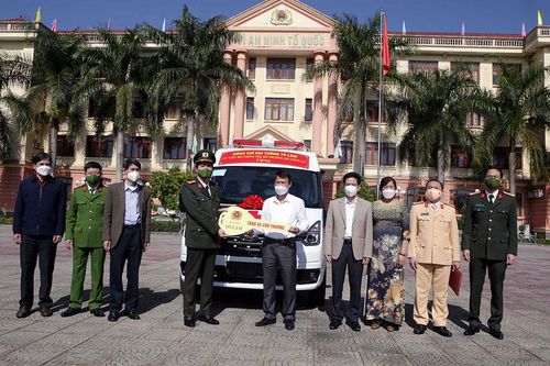 Tặng xe cứu thương cho tỉnh Lai Châu