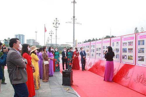 Trưng bày ảnh 'Phụ nữ Việt Nam trong trái tim Bác'