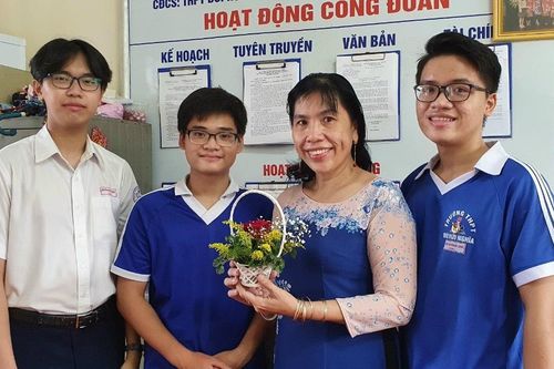 Ngày 8/3 đầm ấm của cô, trò vùng sông nước