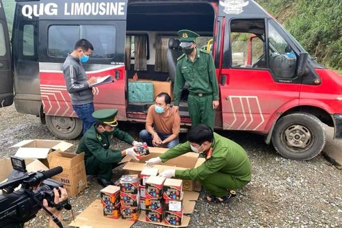 Truy đuổi ô tô khách chở gần 3 tạ pháo lậu trên Quốc lộ 9 như phim hành động