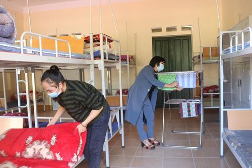 Giáo viên kiêm nhiều 'vai' mùa dịch