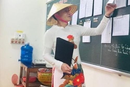 Thầy giáo mặc áo dài đến trường và sự thật phía sau