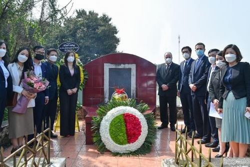 Đặt hoa tưởng niệm các nhà báo Algeria, Việt Nam và phi hành đoàn hy sinh năm 1974