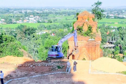 Tháp cổ ở Bình Định, sao lại mang xe cơ giới vào tu bổ?