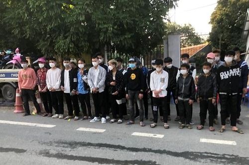 Bắt giữ 42 thanh, thiếu niên đi ngược chiều, lạng lách, đánh võng