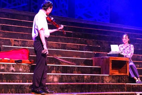 Con trai nhà thơ Xuân Quỳnh khóc khi xem nhạc kịch về mẹ