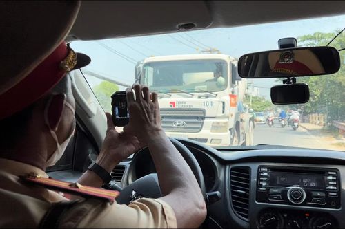 TPHCM: Cận cảnh đội quân làm 'tai mắt' cho nhà xe để 'né' CSGT