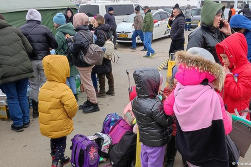Người phụ nữ Việt gạt nước mắt xa chồng, đưa hai con rời Ukraine di tản