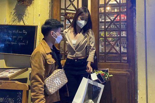 Hàng quán đóng cửa lúc 21h - khách bức xúc, nhân viên khó xử