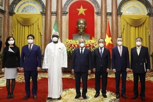 Chủ tịch nước Nguyễn Xuân Phúc tiếp Đại sứ các nước trình Quốc thư