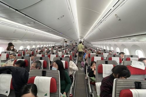 Tận dụng tối đa số ghế trên chuyến bay đưa người Việt ở Ukraine từ Ba Lan về nước