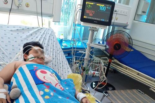 Cậu bé béo phì mắc cùng lúc COVID-19 và sốc sốt xuất huyết