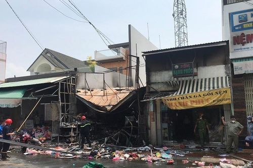 Cháy cửa hàng đồ chơi trong chợ, khói đen bao trùm cả khu dân cư