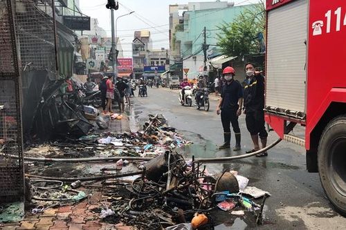 Cảnh sát đập tường giải cứu người mắc kẹt trong đám cháy dữ dội