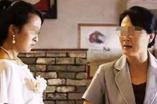 Đêm tân hôn mẹ chồng đùng đùng đến thu thẻ lương của con dâu, hôm sau cô làm 1 điều khiến bà 'sững sờ'