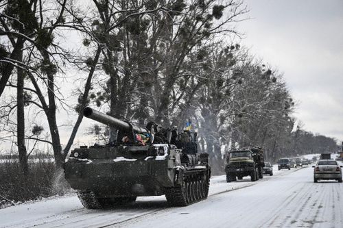 Xe tăng Nga tiến về Kyiv từ phía đông