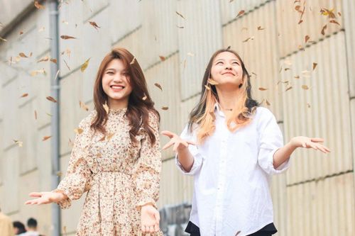 Giới trẻ tấp nập check-in với hàng cây lá vàng bên sông Tô Lịch