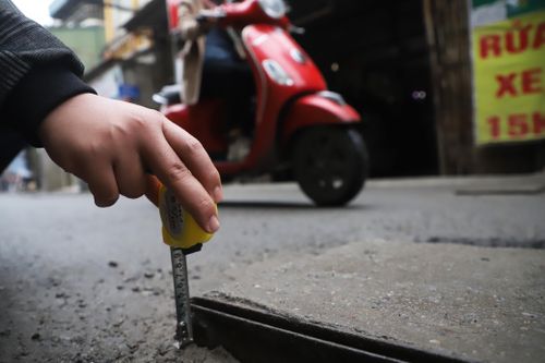 Chậm thảm nhựa, hàng trăm nắp cống trở thành bẫy với tài xế