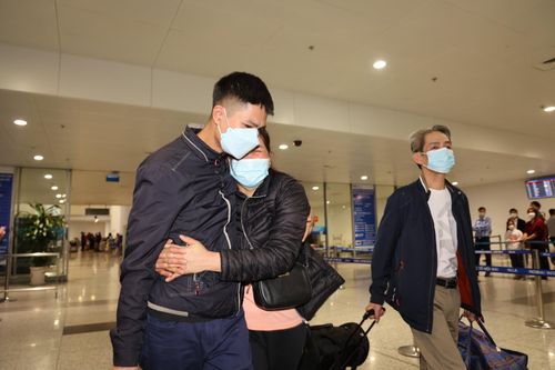 Chuyến bay đưa 300 người Việt sơ tán qua Ba Lan đã về nước an toàn