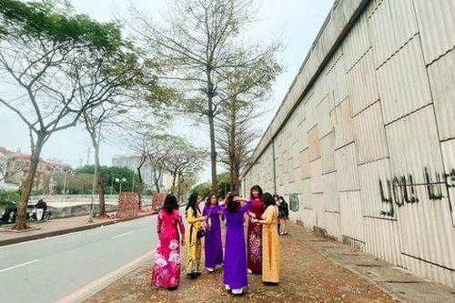Người Hà Nội đổ xô chụp ảnh ở đoạn đường đẹp như Hàn Quốc bên sông Tô Lịch