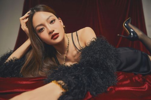 Em gái 'Gái già lắm chiêu' sexy hoang dại