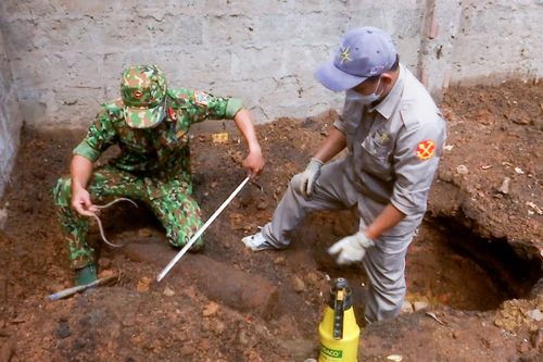 Phát hiện hầm bom, đạn 'khủng' còn nguyên ngòi nổ dưới nền nhà dân
