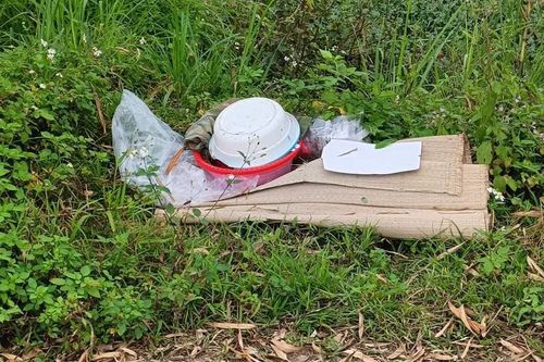 Phát hiện thi thể người đàn ông bên đường với lưỡi dao găm ở bụng