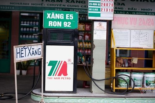 Nghe đồn mai tăng giá mạnh, cây xăng lại treo biển hết hàng