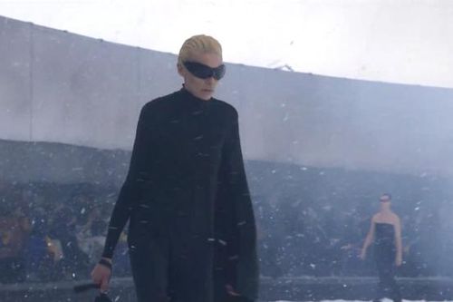 Balenciaga mang thời sự nóng và sự lãng phí vào show thời trang
