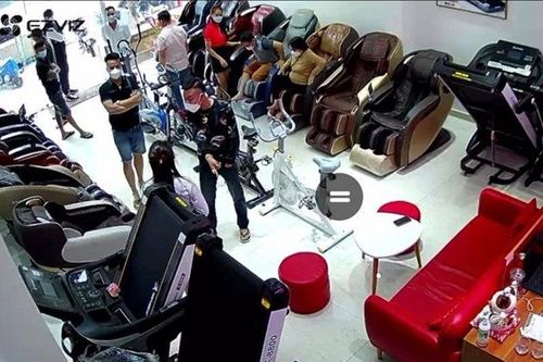 Truy tìm nhóm người vào cửa hàng đồ thể thao, hành hung chủ cửa hàng