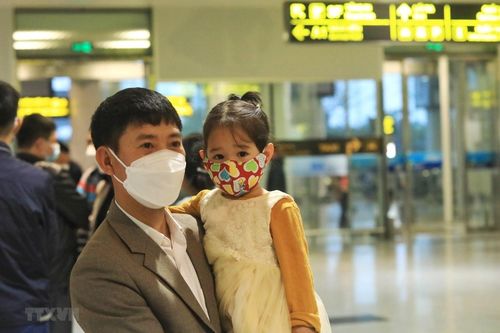 Hình ảnh người dân hồi hộp chờ đón người thân từ Ukraine về nước