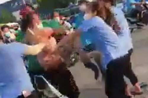 Clip: Bị vây đánh, nữ công nhân 21 tuổi dùng dao đáp trả khiến 1 người tử vong