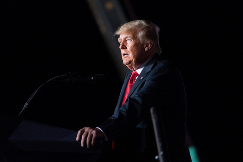 Máy bay chở ông Trump hạ cánh khẩn cấp