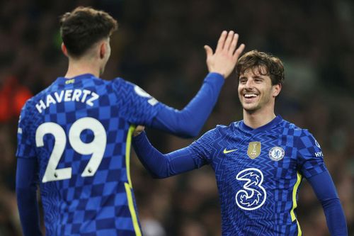 Chelsea thắng to giữa giông bão