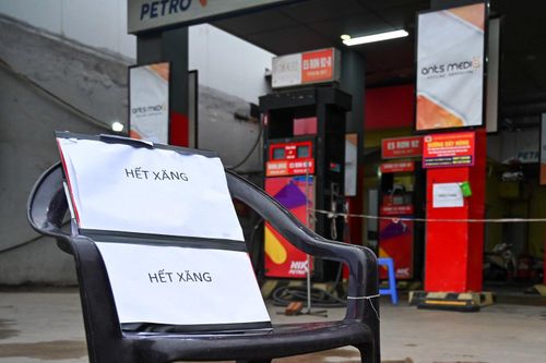 Nhiều cây xăng ở Hà Nội báo hết hàng trước giờ điều chỉnh giá