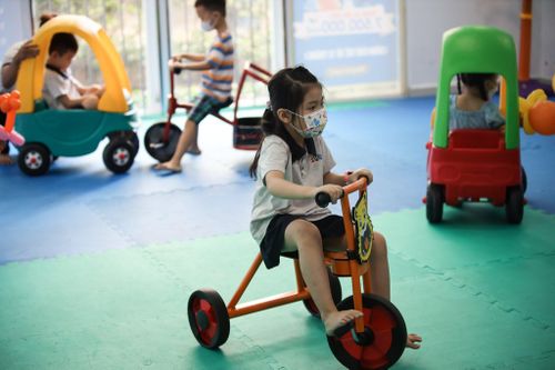 Phụ huynh TP.HCM tốn chục triệu đồng mỗi tháng thuê bảo mẫu chăm con