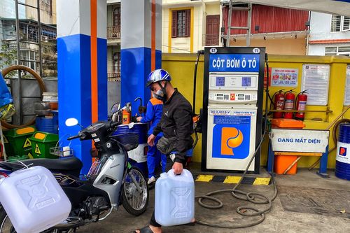 Nguy cơ 'mang bom về nhà' khi mua xăng tích trữ