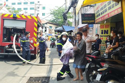 Cứu 2 người bị liệt thoát khỏi đám cháy ở TP.HCM