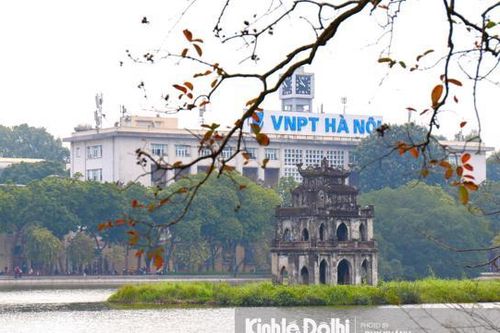 Hồ Gươm lãng mạn trong mùa cây thay lá